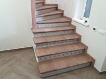 Лестница в испанском стиле. Серая эпоксидная затирка.